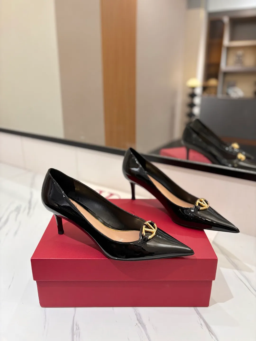 💕💕Factory direct selling price p520💕💕 VALENTINO’s hottest new high-heeled shoes, latest logo buckle, perfect combination with sexy pointed toe❤️‍🔥❤️‍🔥❤️‍🔥❤️‍🔥It is simply the pinnacle of summer fashion💖💖💖💖original replica Upper: patent leather, subleather Outsole: Italian leather outsole Heel height: 6.5cm Size: 35-39 (40 41 42 customized, non-refundable and non-exchangeable)